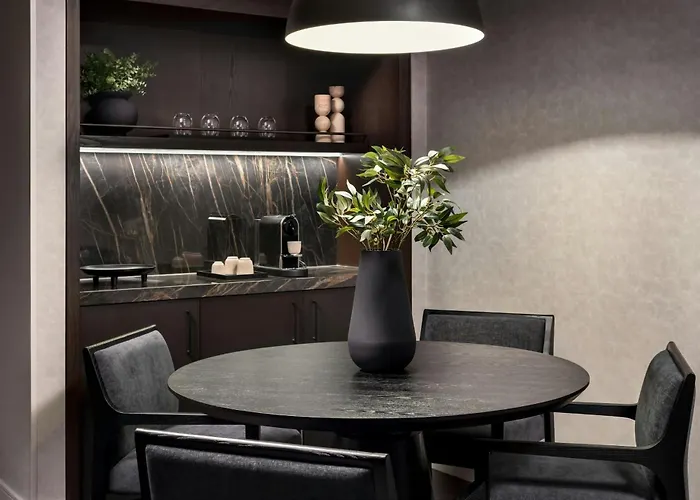 Pet Friendly hotel: The Westin Harbour Castle, Toronto