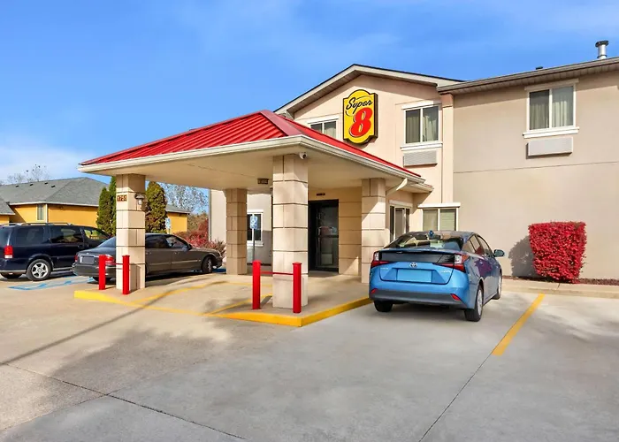 Super 8 By Wyndham University Area