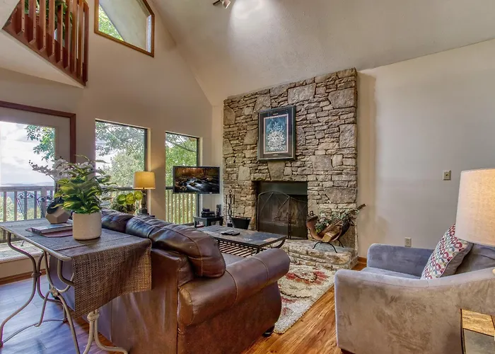 Bungalow rentals Serenity Heights, Amazing Views, Hot Tub Pool Access, 560 Free Tickets Each Paid Day
