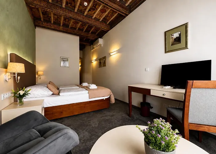 Family Hotel: The Golden Wheel Hotel
