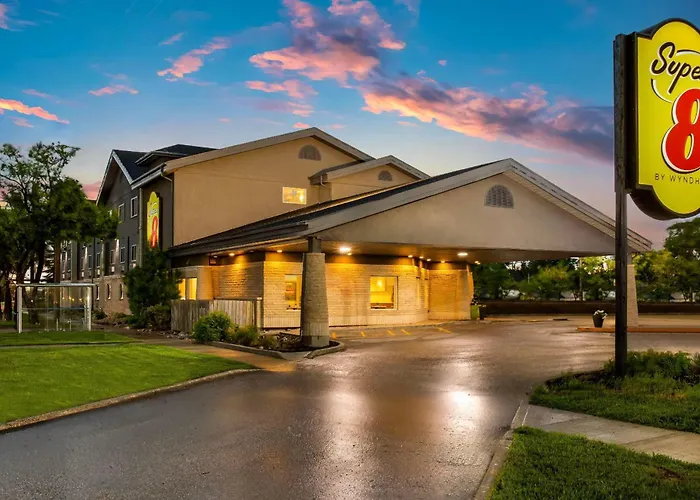 Super 8 By Wyndham Winnipeg West