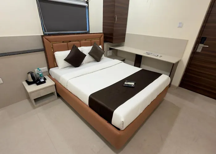 Hotel Triton Sion - Near Us Embassy - Hotel Near Bkc